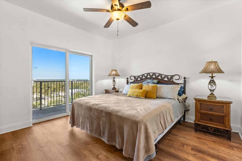 For Sale: $325,000 (2 beds, 2 baths, 1078 Square Feet)