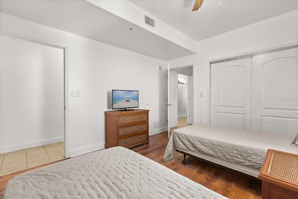 For Sale: $325,000 (2 beds, 2 baths, 1078 Square Feet)