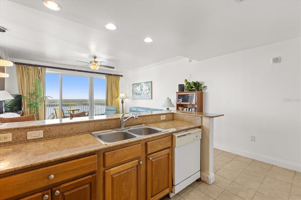 For Sale: $325,000 (2 beds, 2 baths, 1078 Square Feet)