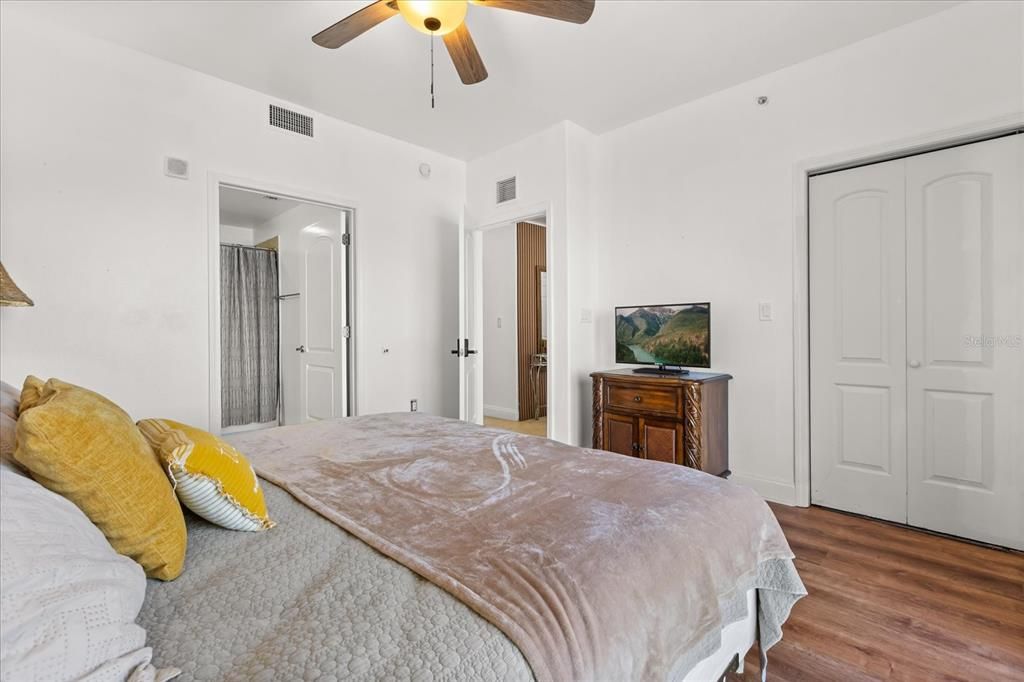 For Sale: $325,000 (2 beds, 2 baths, 1078 Square Feet)