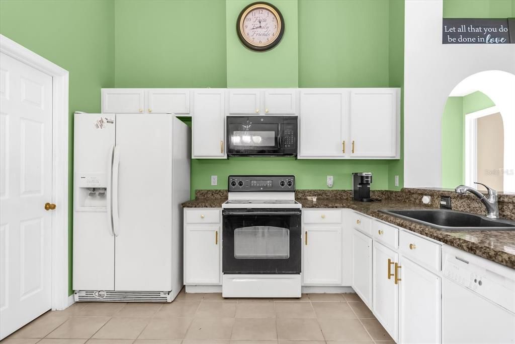 For Sale: $369,999 (3 beds, 3 baths, 1813 Square Feet)