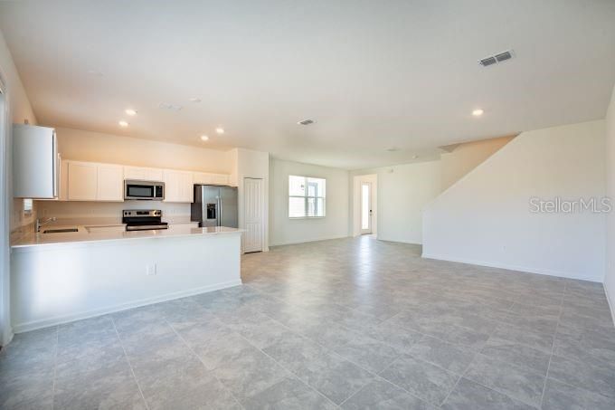 For Rent: $2,250 (3 beds, 2 baths, 1988 Square Feet)