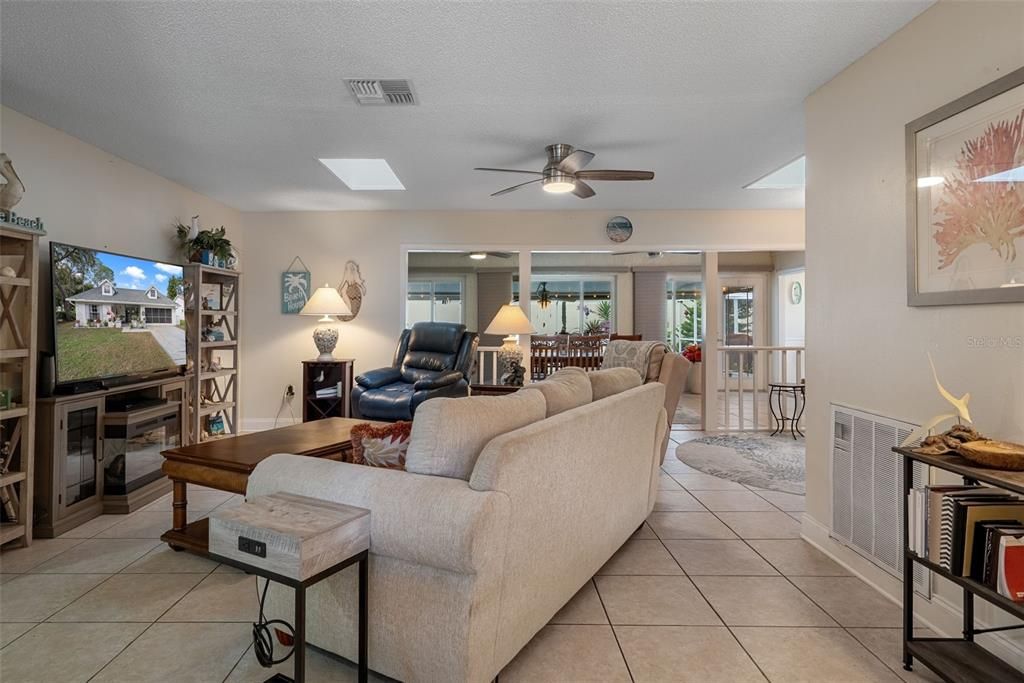 For Sale: $369,900 (2 beds, 2 baths, 1674 Square Feet)