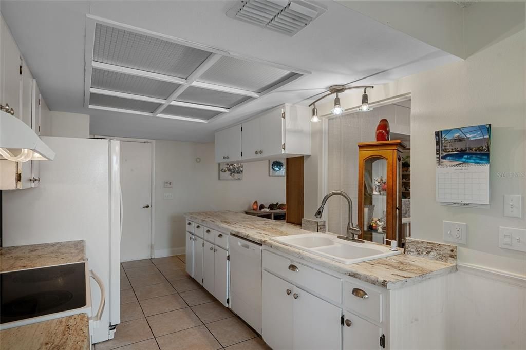 For Sale: $369,900 (2 beds, 2 baths, 1674 Square Feet)