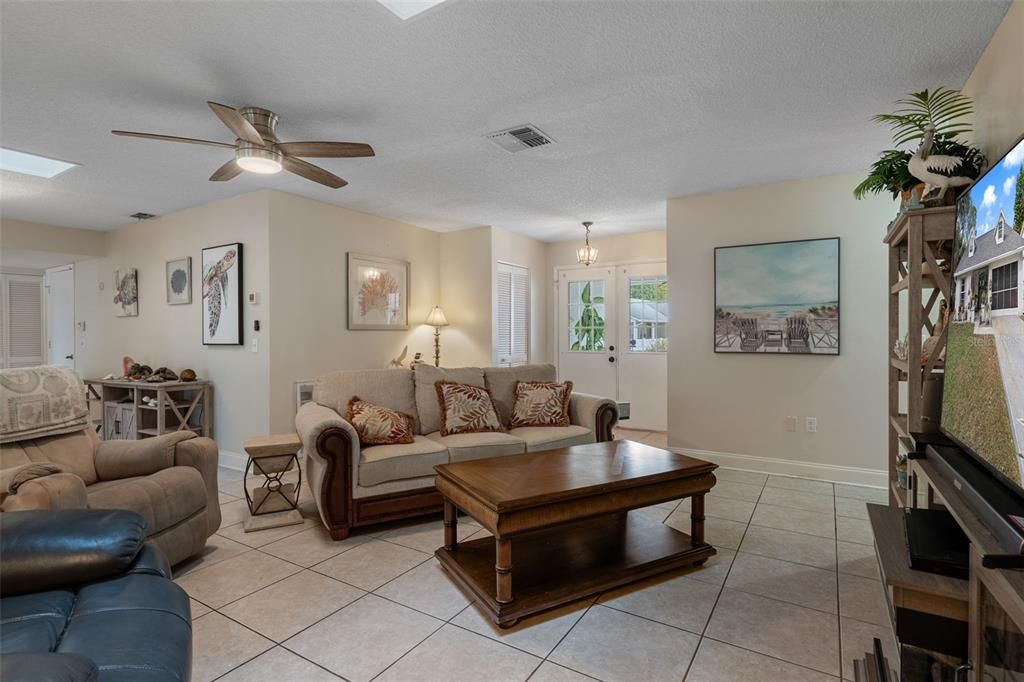 For Sale: $369,900 (2 beds, 2 baths, 1674 Square Feet)