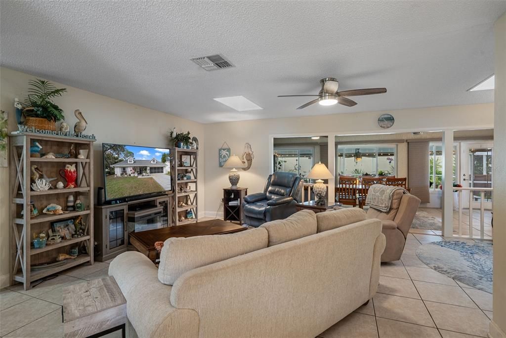 For Sale: $369,900 (2 beds, 2 baths, 1674 Square Feet)