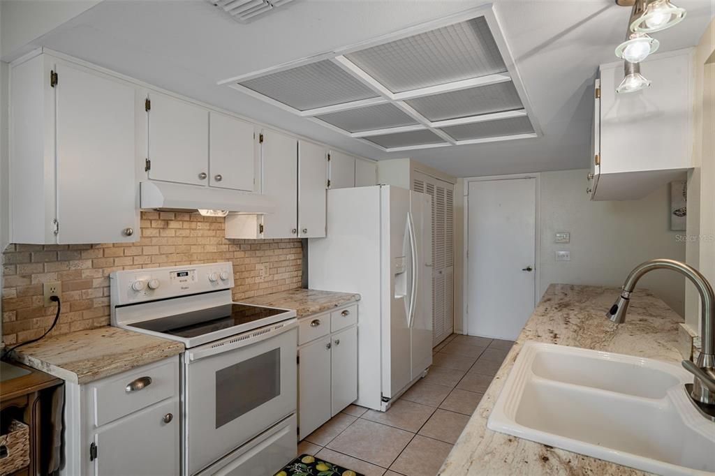 For Sale: $369,900 (2 beds, 2 baths, 1674 Square Feet)