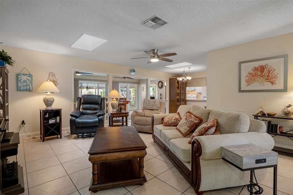For Sale: $369,900 (2 beds, 2 baths, 1674 Square Feet)