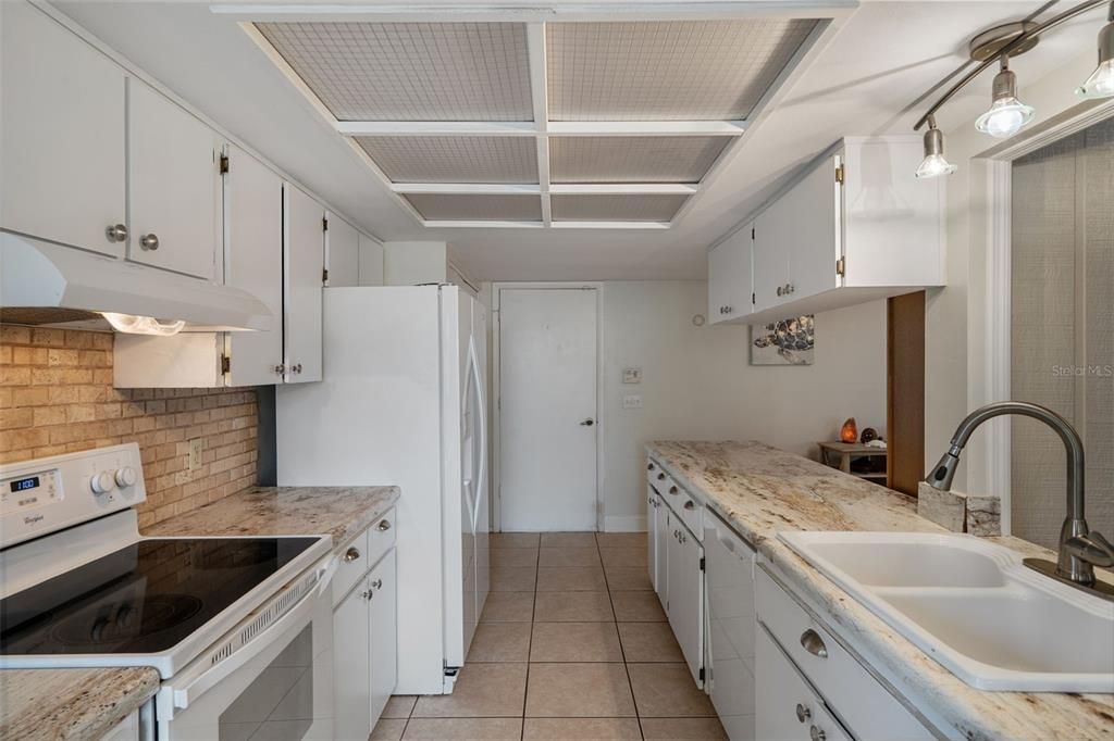 For Sale: $369,900 (2 beds, 2 baths, 1674 Square Feet)