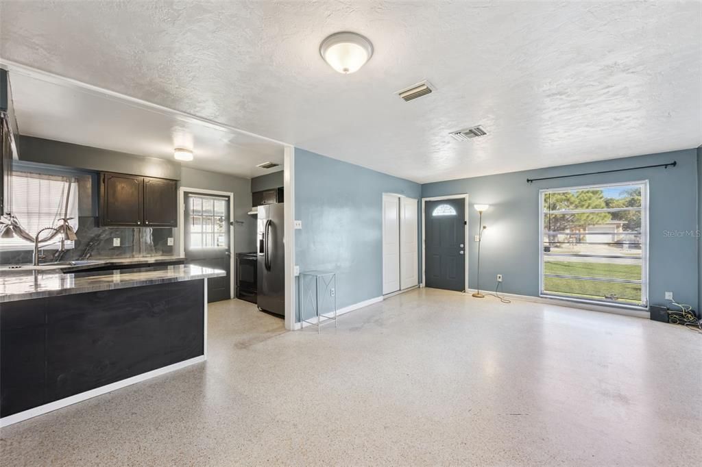 For Sale: $220,000 (2 beds, 1 baths, 820 Square Feet)