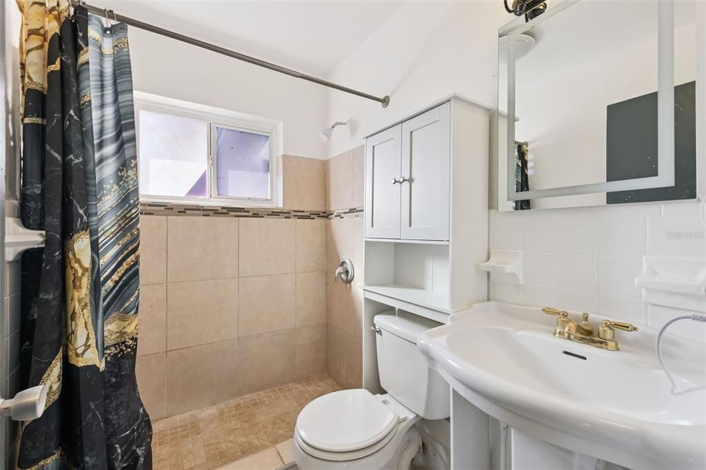 For Sale: $220,000 (2 beds, 1 baths, 820 Square Feet)