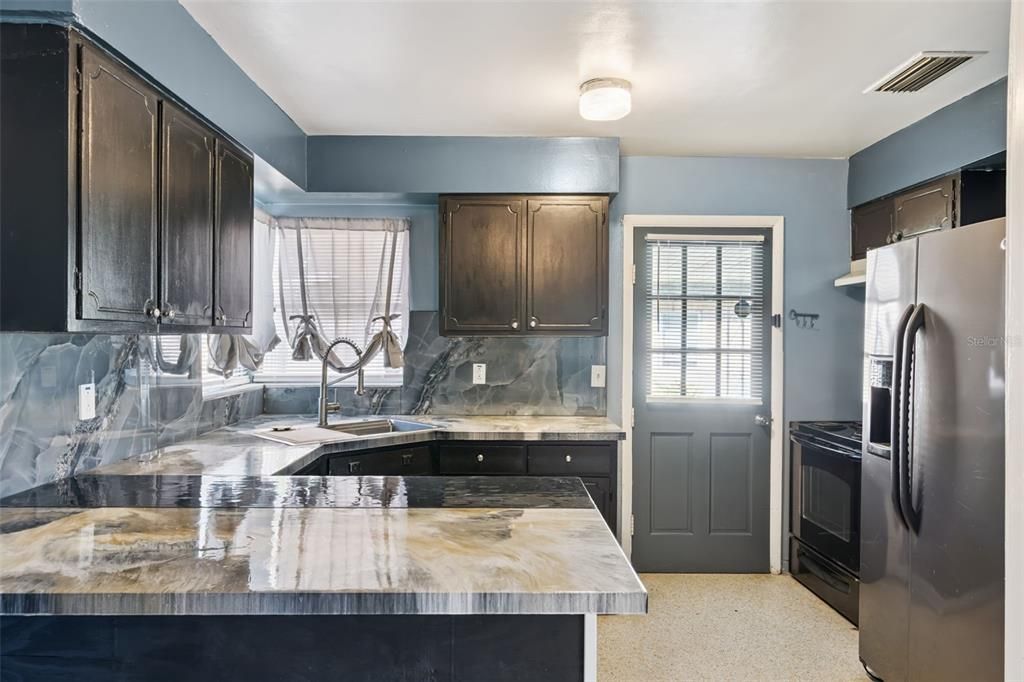 For Sale: $220,000 (2 beds, 1 baths, 820 Square Feet)