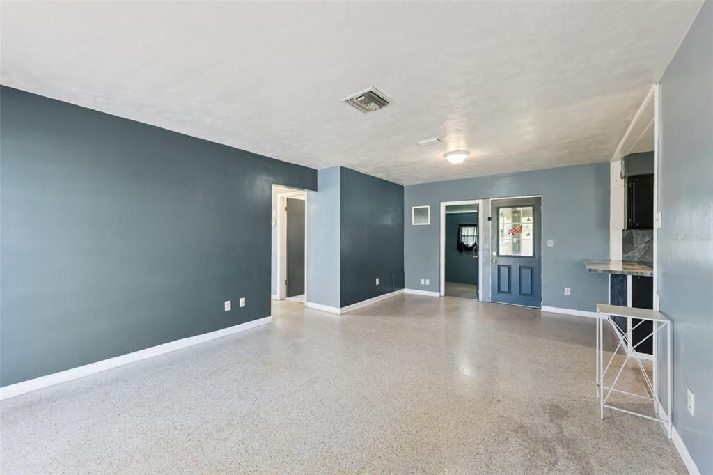 For Sale: $220,000 (2 beds, 1 baths, 820 Square Feet)