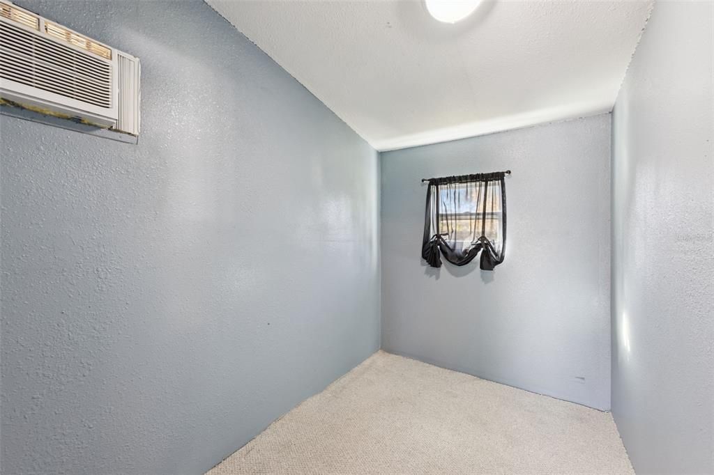 For Sale: $220,000 (2 beds, 1 baths, 820 Square Feet)