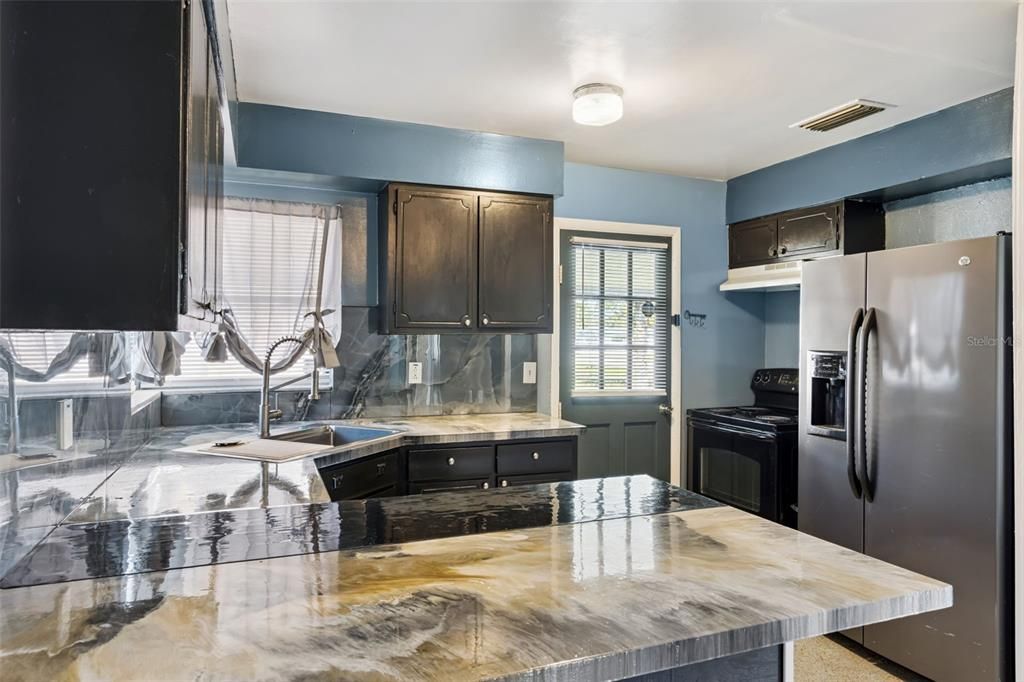 For Sale: $220,000 (2 beds, 1 baths, 820 Square Feet)