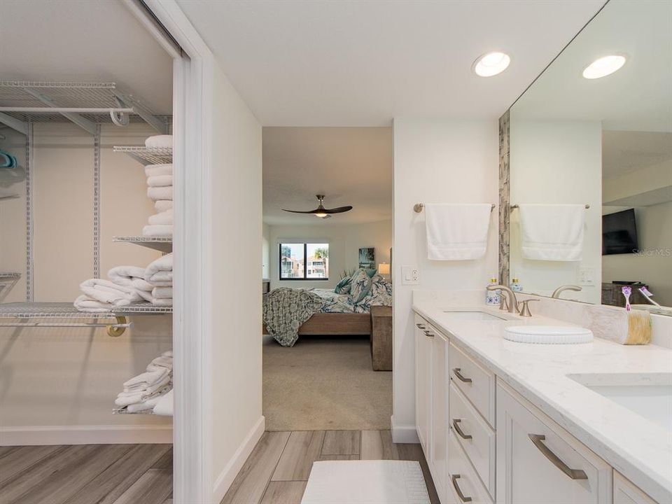 出租: $4,000 (2 贝兹, 2 浴室, 1530 平方英尺)