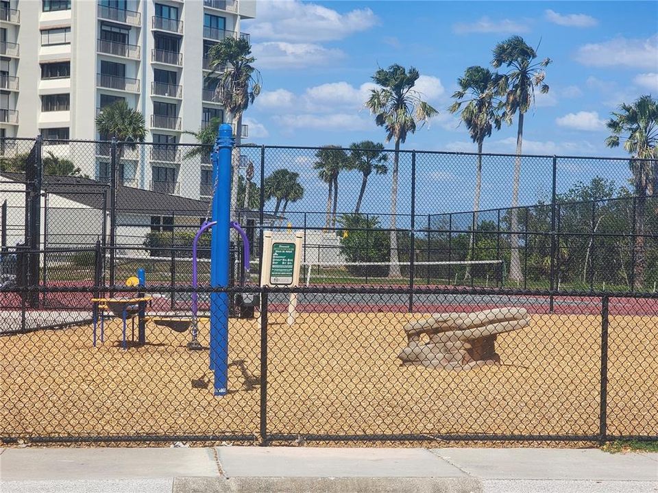 出租: $4,000 (2 贝兹, 2 浴室, 1530 平方英尺)