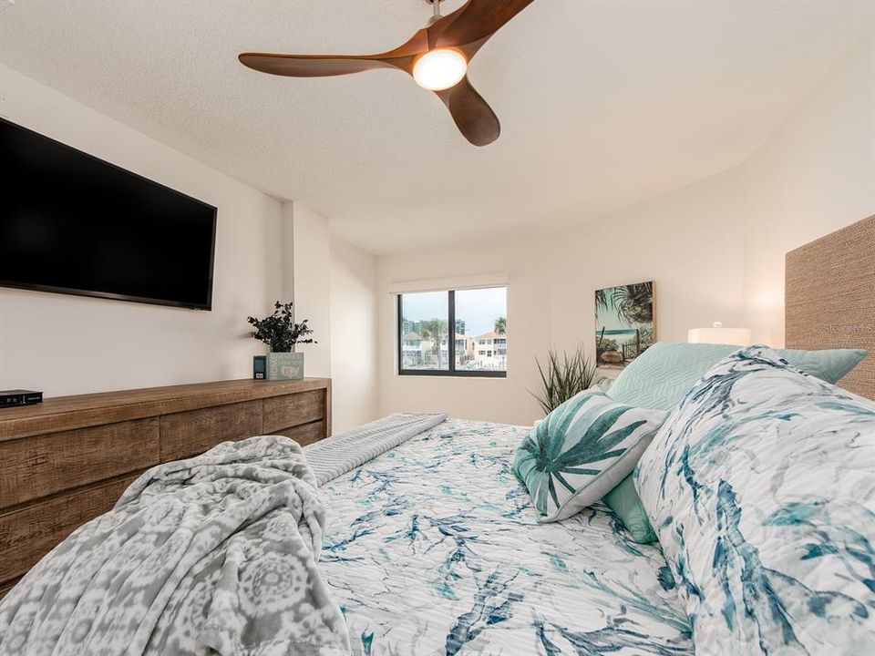 出租: $4,000 (2 贝兹, 2 浴室, 1530 平方英尺)