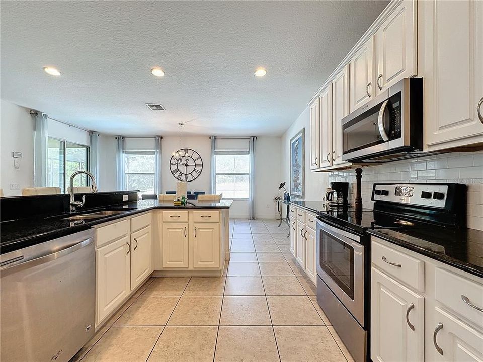 For Sale: $480,000 (6 beds, 5 baths, 3619 Square Feet)