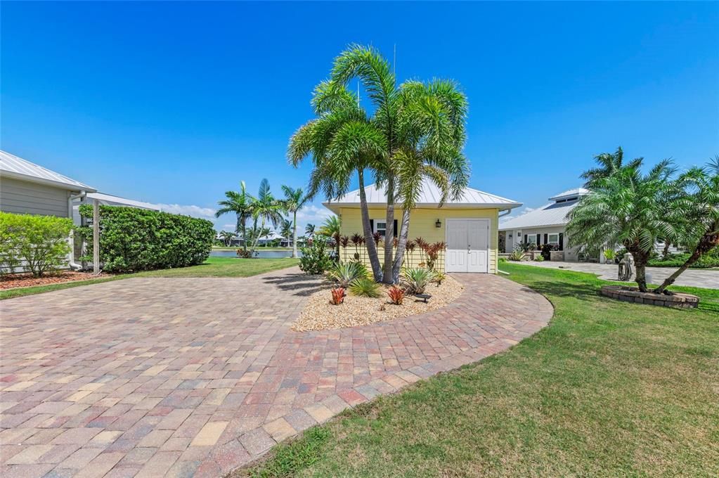 For Sale: $365,000 (1 beds, 1 baths, 208 Square Feet)