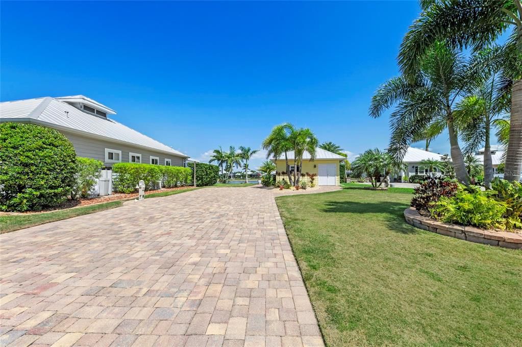 For Sale: $365,000 (1 beds, 1 baths, 208 Square Feet)