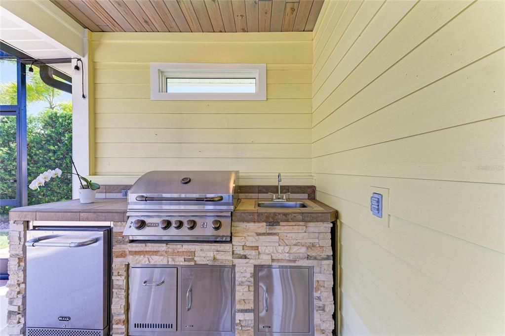 For Sale: $365,000 (1 beds, 1 baths, 208 Square Feet)