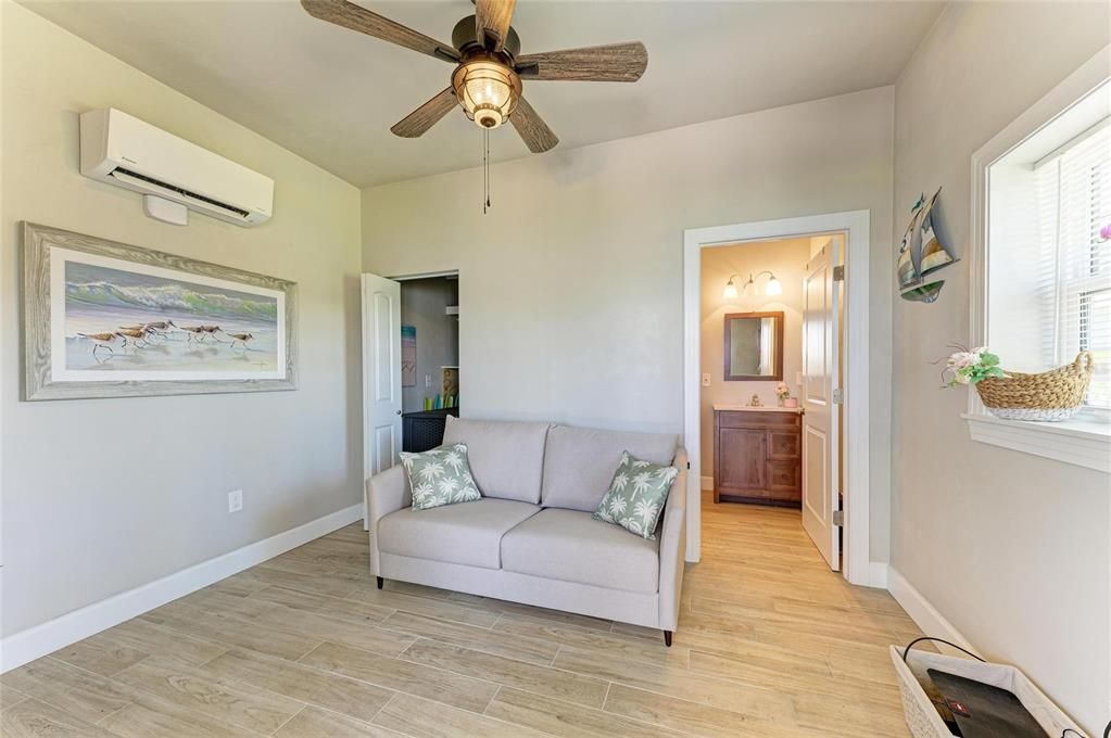 For Sale: $365,000 (1 beds, 1 baths, 208 Square Feet)