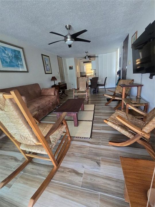 На продажу: $325,000 (2 спален, 2 ванн, 1010 Квадратных фут)