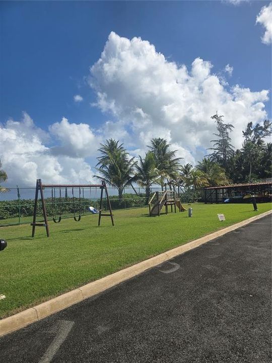 На продажу: $325,000 (2 спален, 2 ванн, 1010 Квадратных фут)