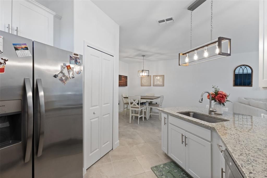 На продажу: $375,000 (2 спален, 2 ванн, 1557 Квадратных фут)