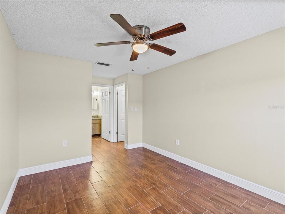 待售: $124,900 (2 贝兹, 1 浴室, 825 平方英尺)