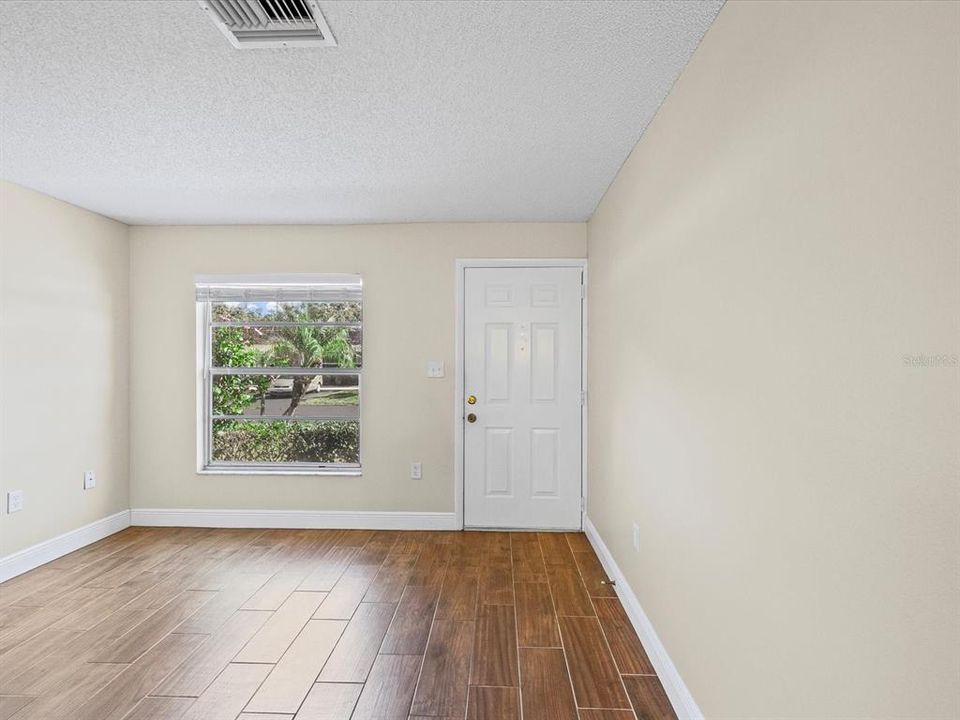 待售: $124,900 (2 贝兹, 1 浴室, 825 平方英尺)