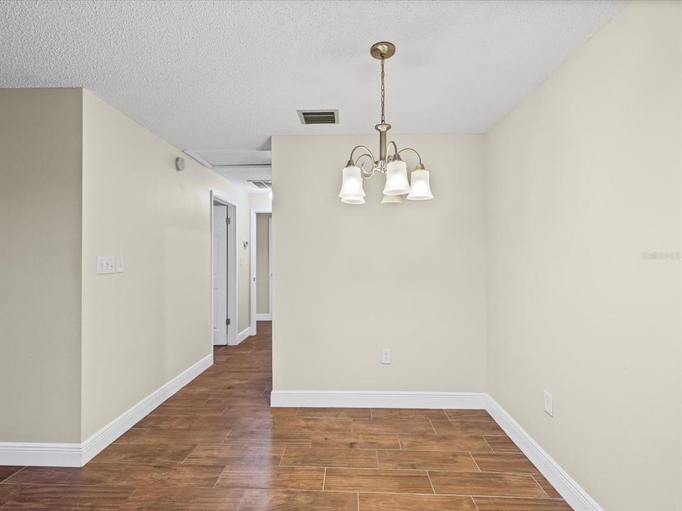 待售: $124,900 (2 贝兹, 1 浴室, 825 平方英尺)