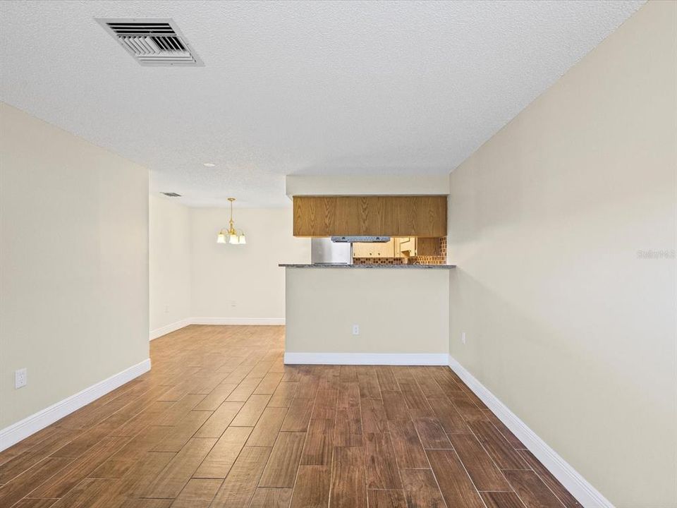 待售: $124,900 (2 贝兹, 1 浴室, 825 平方英尺)