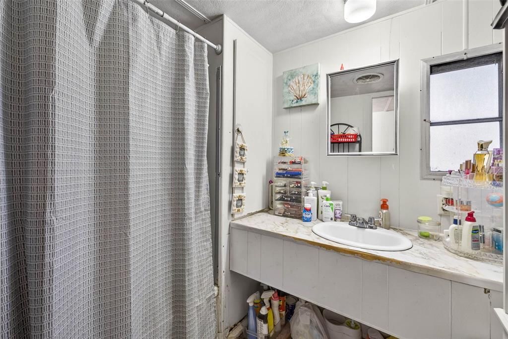 For Sale: $110,000 (2 beds, 1 baths, 720 Square Feet)