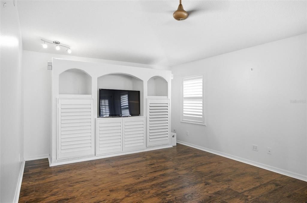 For Rent: $2,600 (3 beds, 2 baths, 2033 Square Feet)