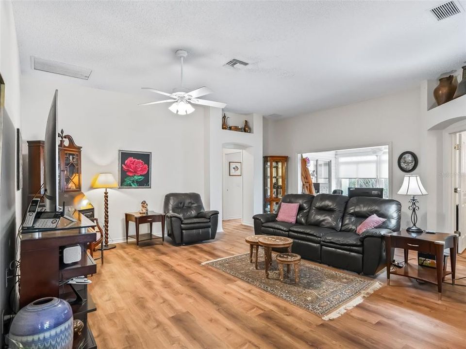 待售: $359,000 (3 贝兹, 2 浴室, 1993 平方英尺)