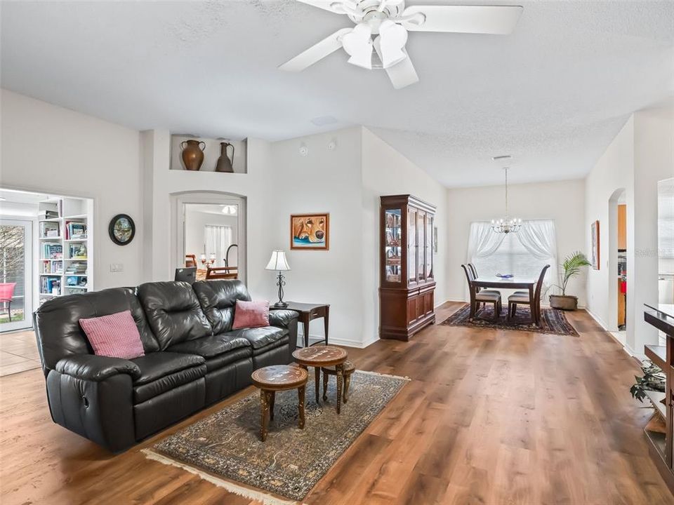 待售: $359,000 (3 贝兹, 2 浴室, 1993 平方英尺)