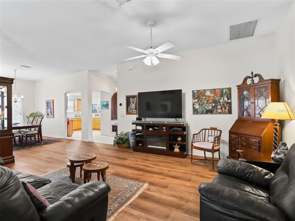 待售: $359,000 (3 贝兹, 2 浴室, 1993 平方英尺)