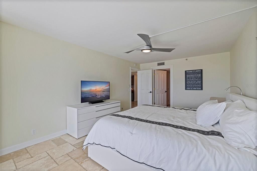 待售: $599,000 (2 贝兹, 2 浴室, 1240 平方英尺)