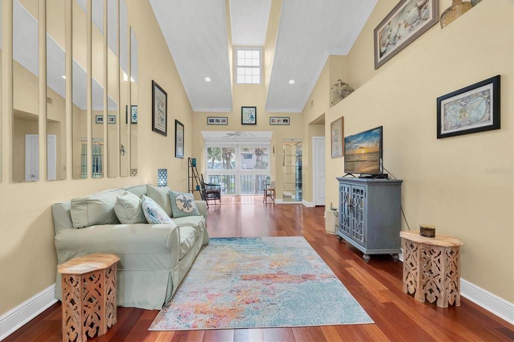 待售: $375,000 (2 贝兹, 2 浴室, 1015 平方英尺)