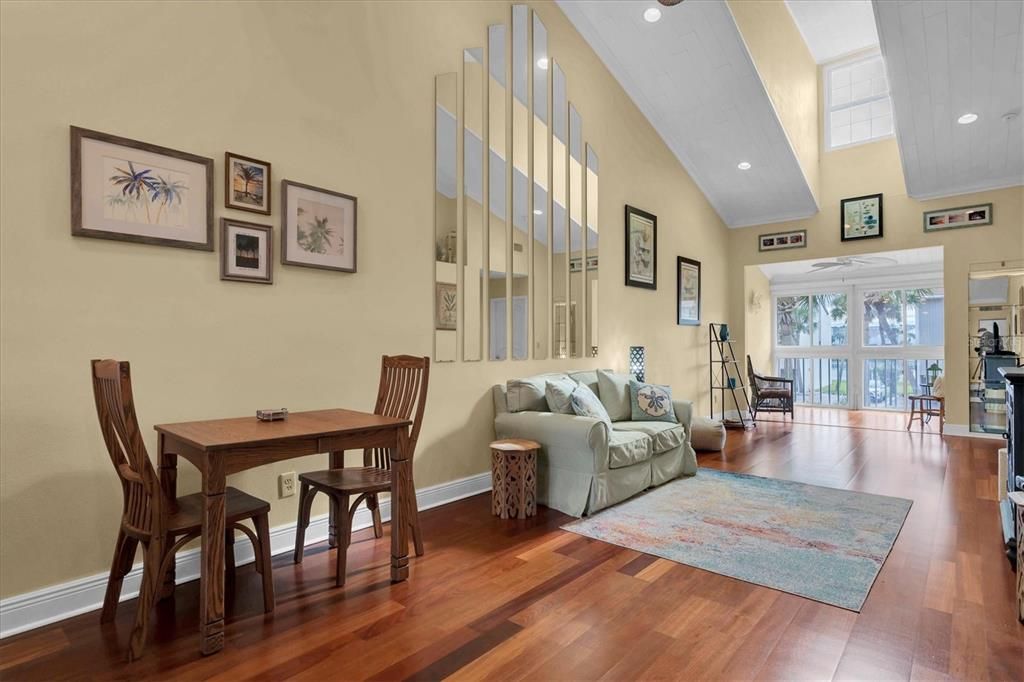 待售: $375,000 (2 贝兹, 2 浴室, 1015 平方英尺)