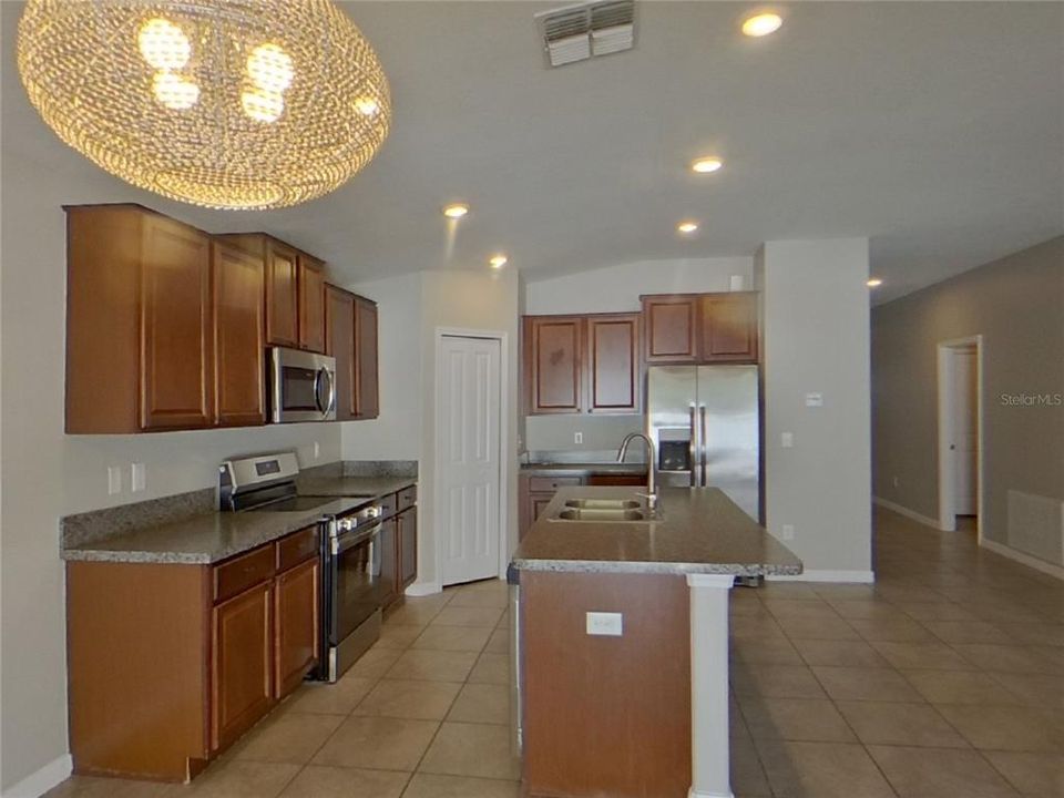 For Rent: $2,129 (4 beds, 2 baths, 1918 Square Feet)