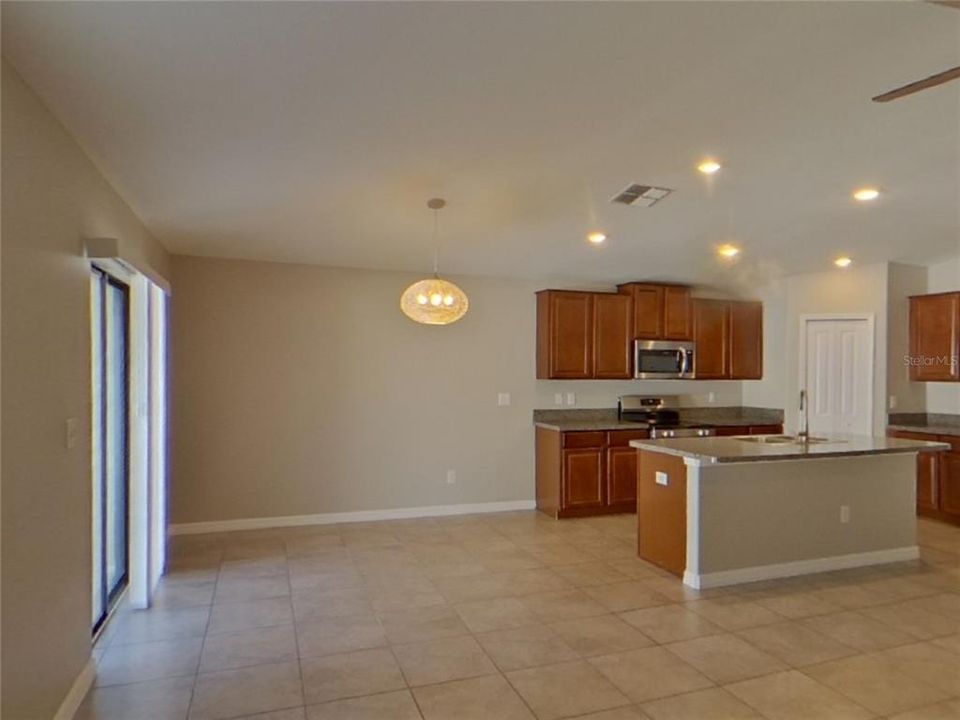 For Rent: $2,129 (4 beds, 2 baths, 1918 Square Feet)