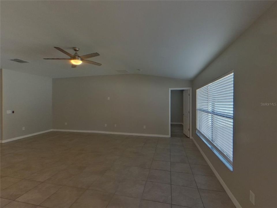For Rent: $2,129 (4 beds, 2 baths, 1918 Square Feet)