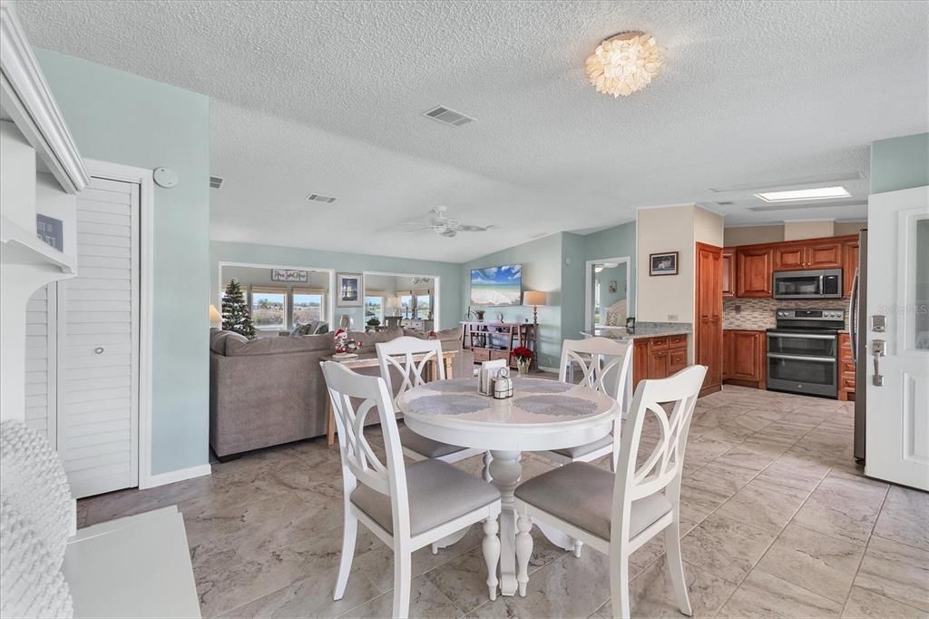 For Sale: $320,000 (3 beds, 3 baths, 1861 Square Feet)