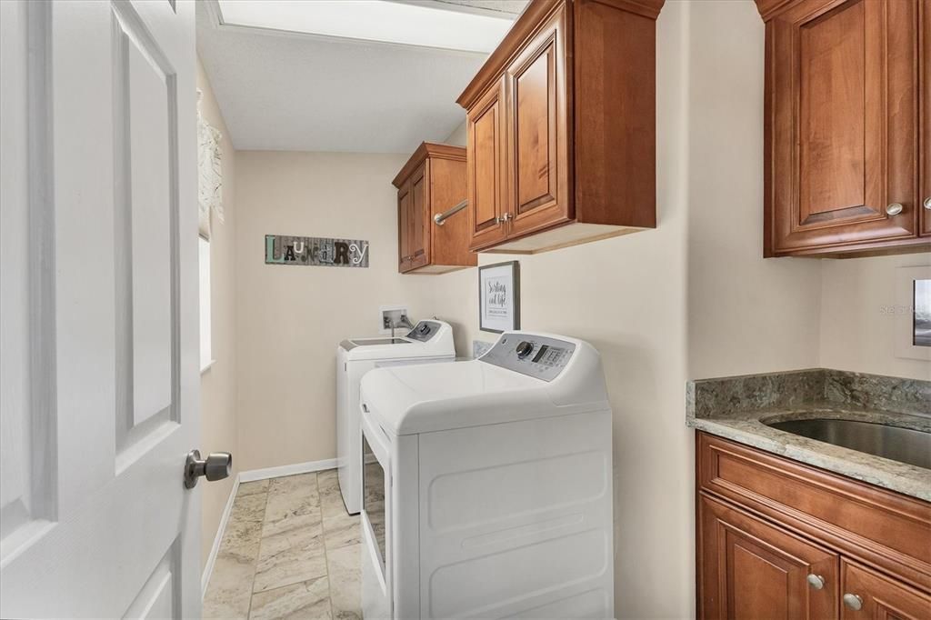 For Sale: $320,000 (3 beds, 3 baths, 1861 Square Feet)