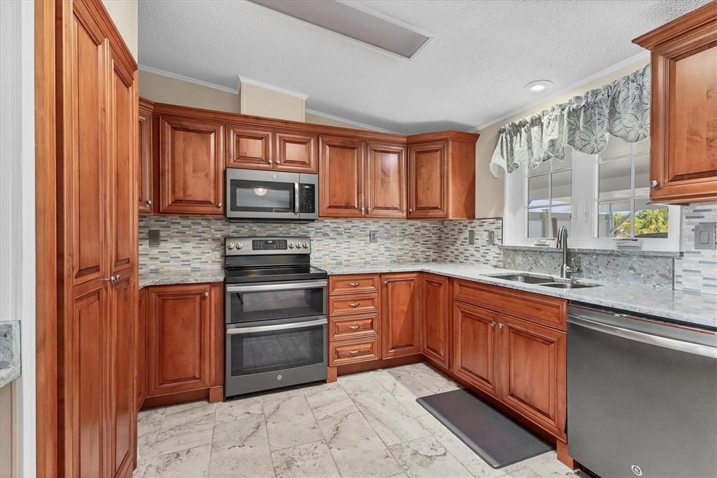 For Sale: $320,000 (3 beds, 3 baths, 1861 Square Feet)