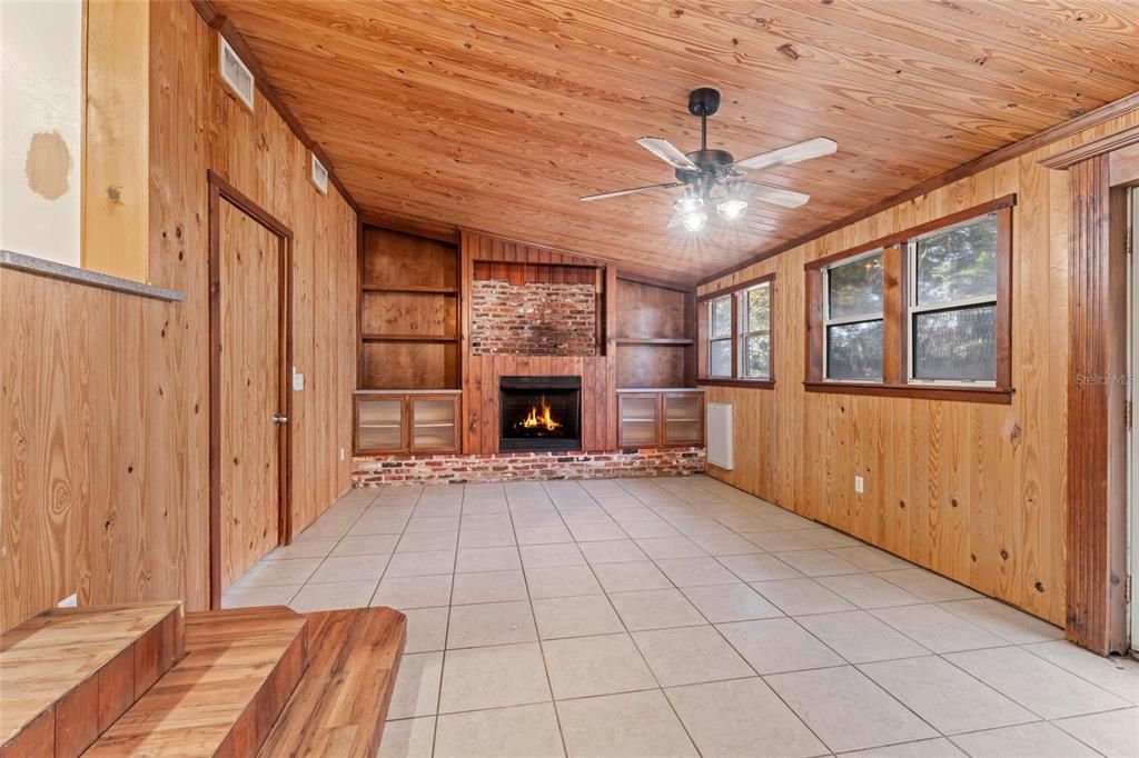 For Sale: $230,000 (4 beds, 2 baths, 1712 Square Feet)