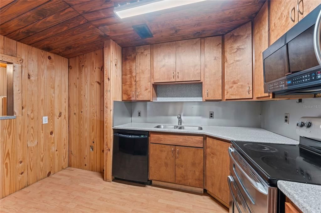 For Sale: $230,000 (4 beds, 2 baths, 1712 Square Feet)